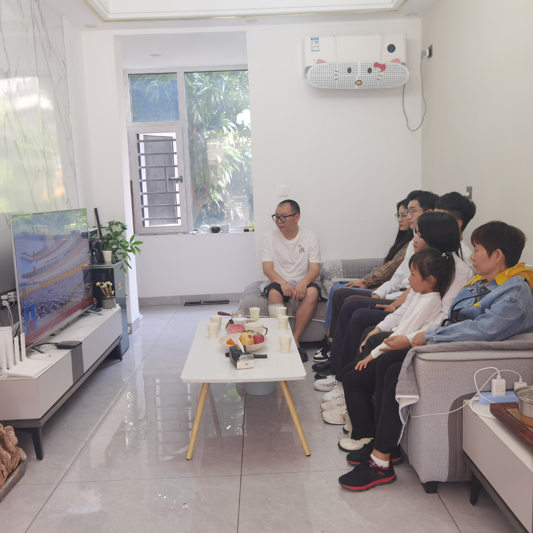 元江县老旧小区改造提升项目小区居民在家中收看盛会.jpg
