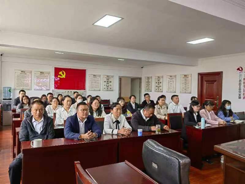 易门县总工会组织全体干部职工集中收看中国共产党第二十次全国代表大会开幕式.jpg
