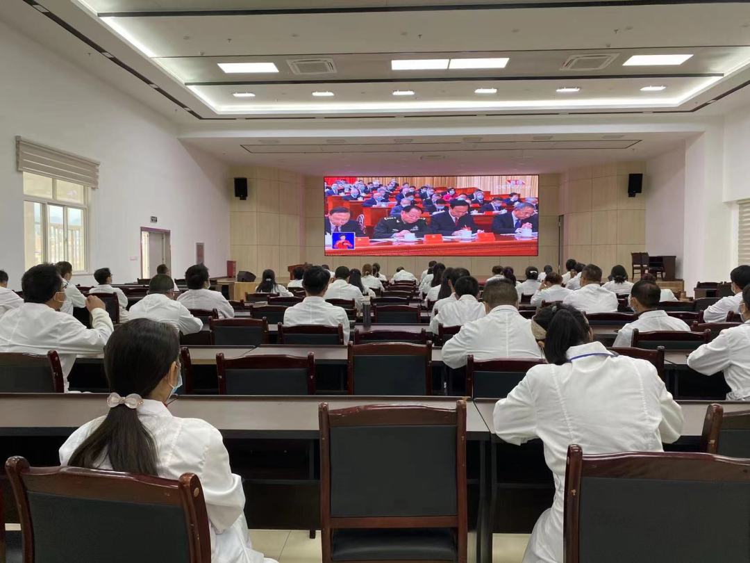 易门县人民医院党委组织76名党员干部职工收看党的二十大开幕式.jpg