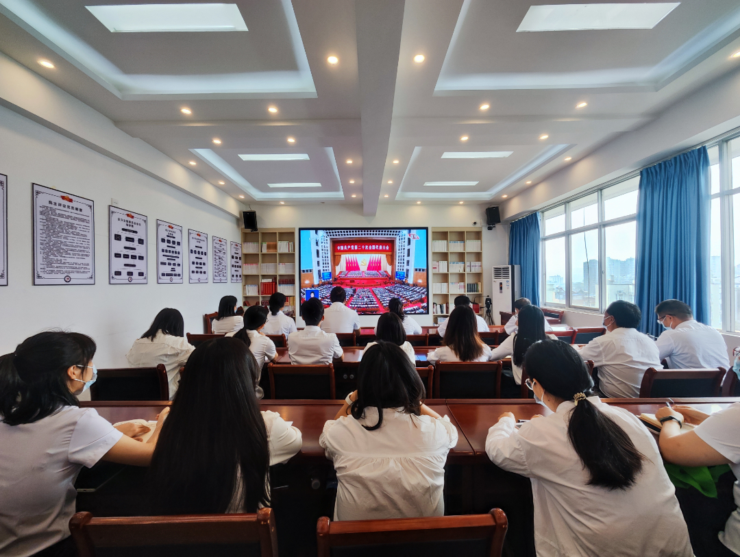 元江县委组织部全体组工干部在部大会议室集中收看党的二十大开幕式.jpg